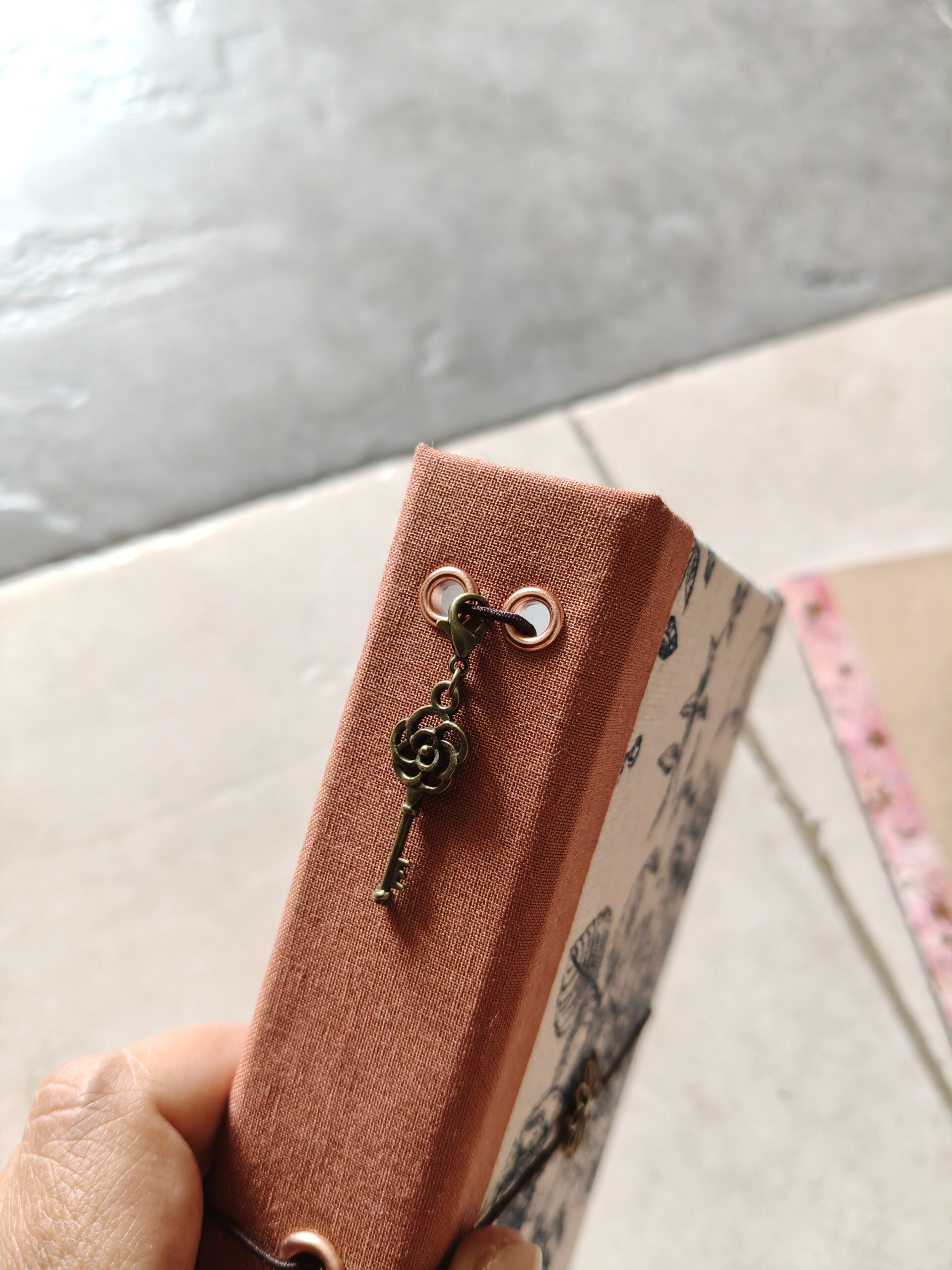 Traveler’s Notebook artesanal con cuadernillos intercambiables
