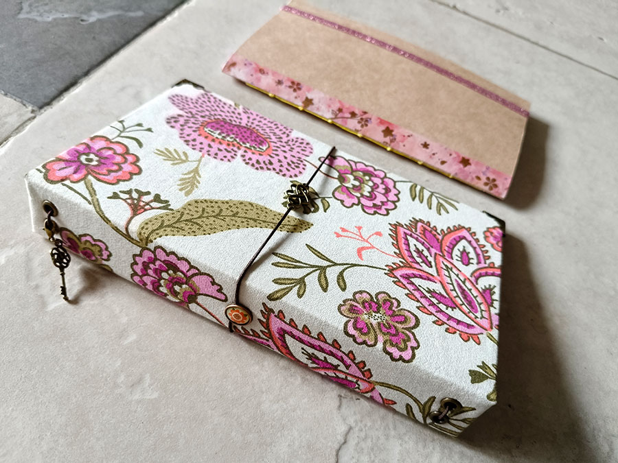 Traveler’s Notebook artesanal de algodón - Colección Floral - Imagen 3